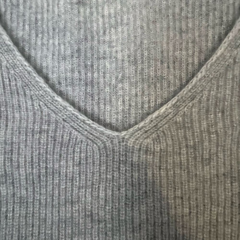 Sundance Light Gray v-neck, long sleeve cashmere sweater size M Like new